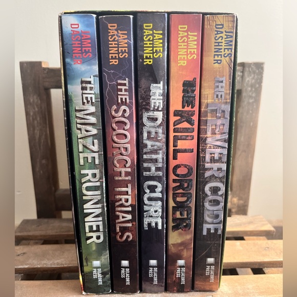 The Maze Runner Series Complete Boxset by James Dashner - All 5 books ‼️‼️ - Picture 1 of 5